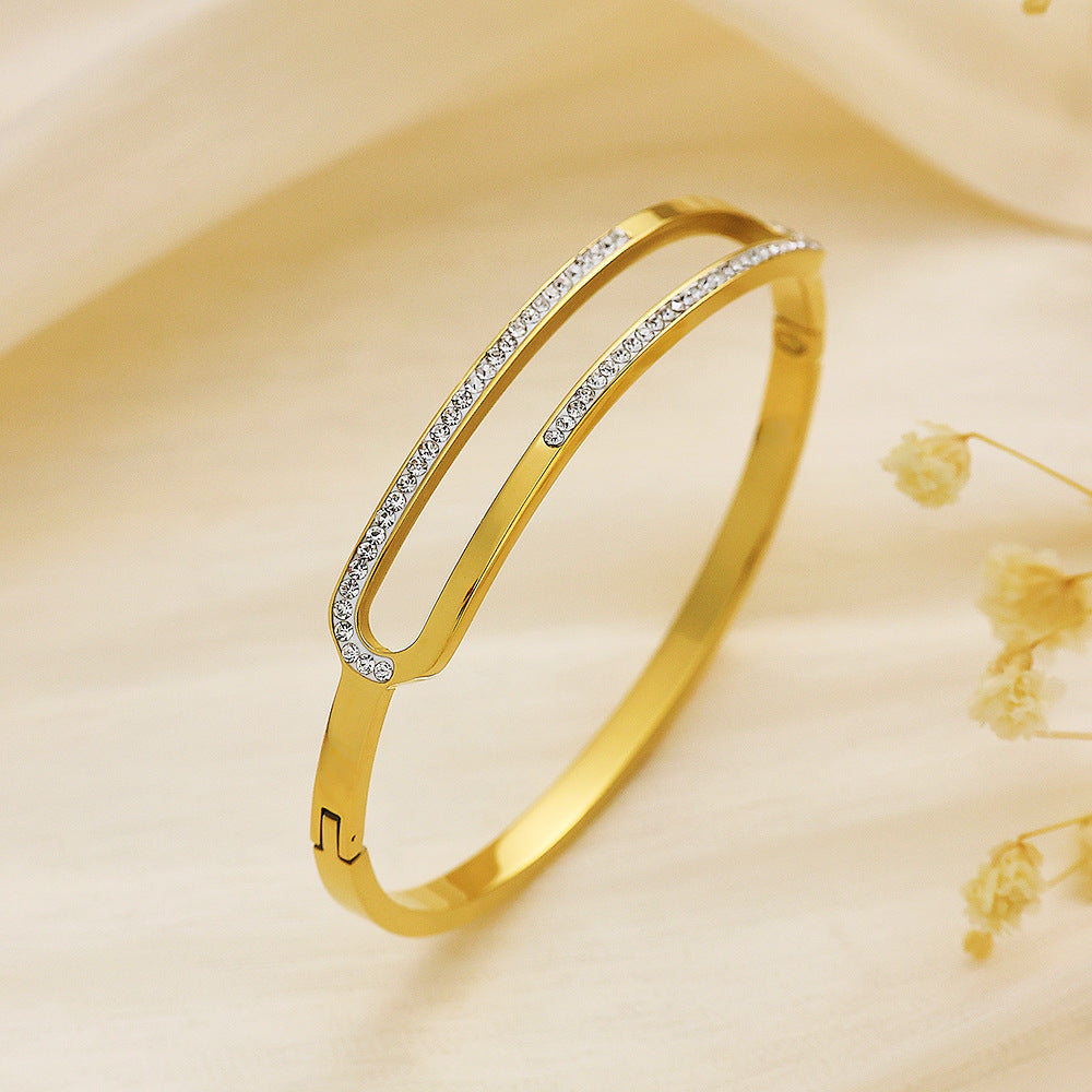 سوار الأناقة الذهبي – Signature Jewelry