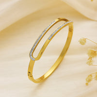 سوار الأناقة الذهبي – Signature Jewelry