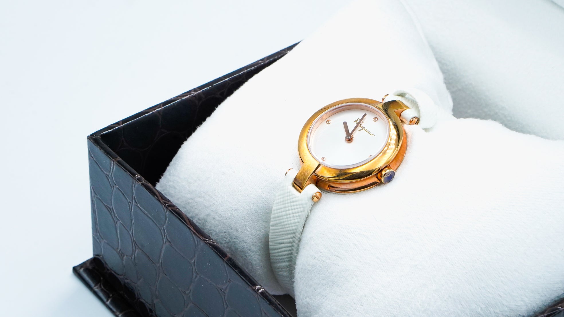 Ferragamo★パール シルバー メッシュ レディース時計 SFDM00618 Salvatore Ferragamo フェラガモ Ferrgamo スクエア レディース
