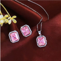 نصف طقم سيجنتشر مفعم بالبريق واللون الوردي بقصّة البرنسيس (Signature Jewelry)