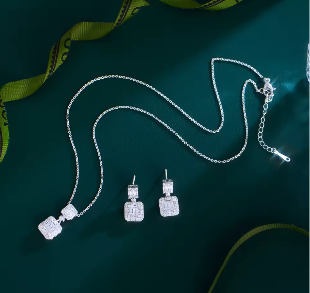 نصف طقم العرائس الكلاسيكي بقصّة الزمرد من سيجنتشر (Signature Jewelry)