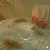 قلادة شريط منحنٍ فضة استرلينية 925 مرصعة بزركون متلألئ من Signature Jewelry