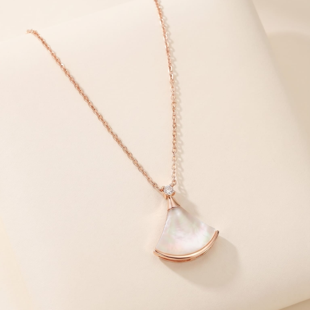 قلادة المروحة الصدفية المصنوعة من الفولاذ المقاوم للصدأ من Signature Jewelry   