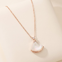 قلادة المروحة الصدفية المصنوعة من الفولاذ المقاوم للصدأ من Signature Jewelry   