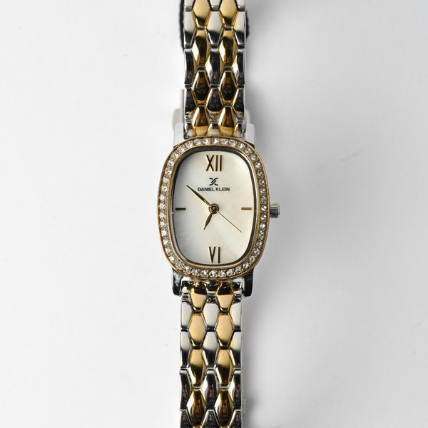 ساعة دانيال كلاين النسائية الفاخرة بسوار معدني فضي وقرص بيضاوي