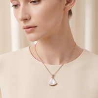 قلادة المروحة الصدفية المصنوعة من الفولاذ المقاوم للصدأ من Signature Jewelry   